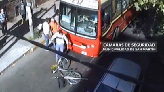 Atropellan a ciclista en Argentina y lo golpean para darse a la fuga
