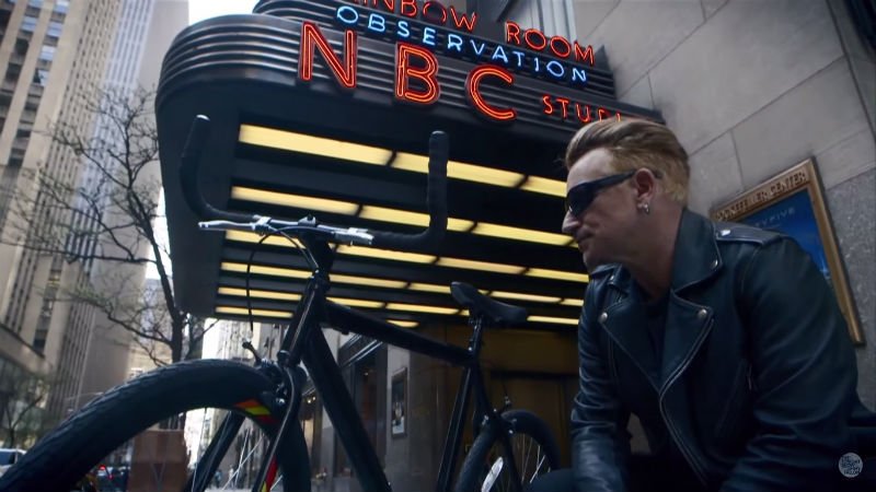 Bono se monto a una bicicleta por primera vez desde su accidente