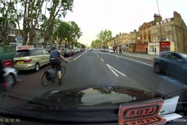 Todo por no mirar por el espejo retrovisor ciclista urbano puerta automovil