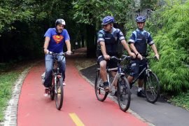 Policías en bicicleta refuerzan seguridad de ciclovias en Curitiba Brasil
