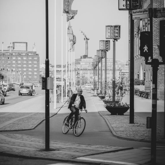 Un hombre va en bicicleta al trabajo por las calles de Estocolmo, Suecia